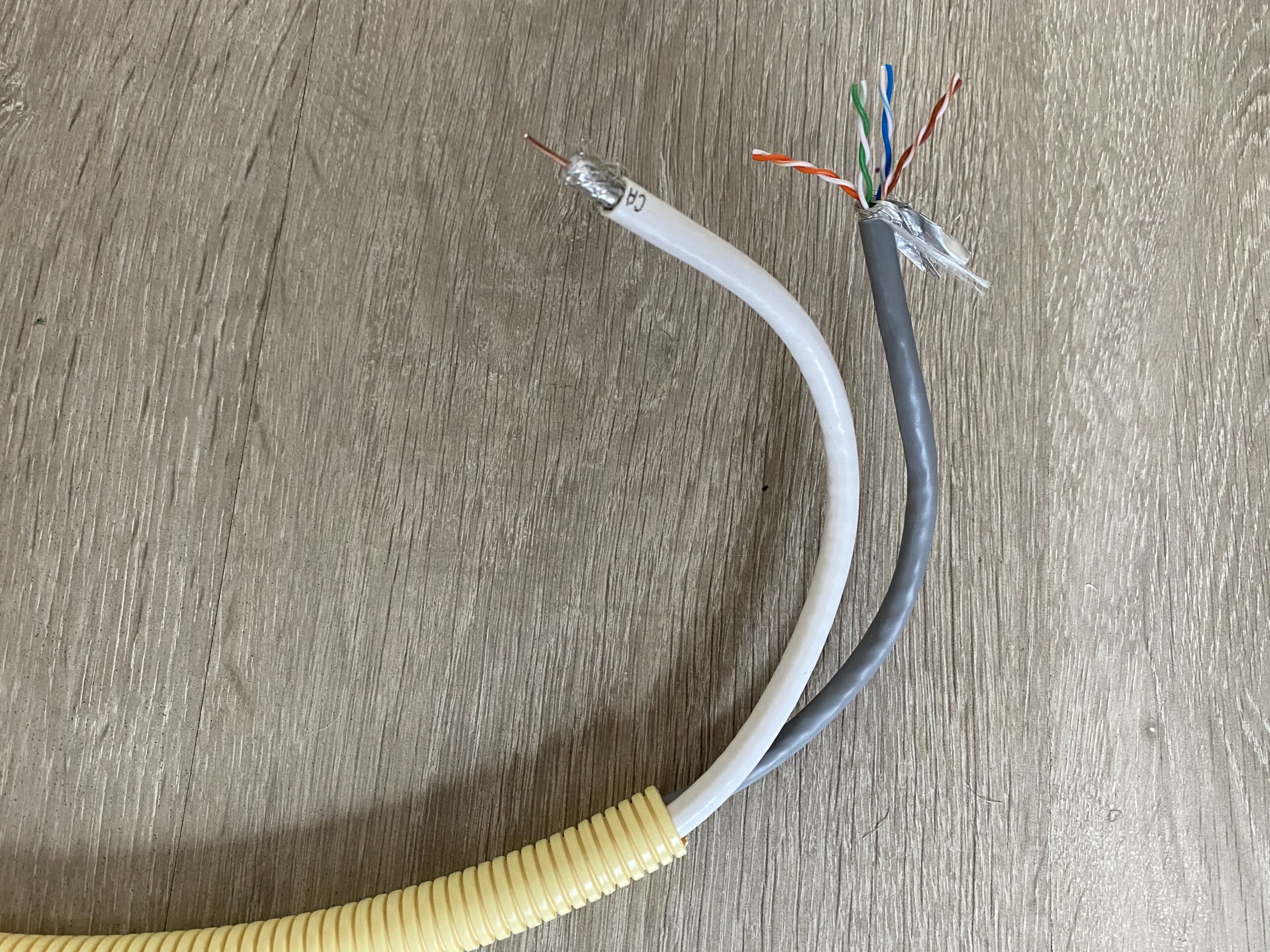Veilig Sneeuwwitje tweede Coax en UTP kabel door in 1 buis | Coax en Kabels